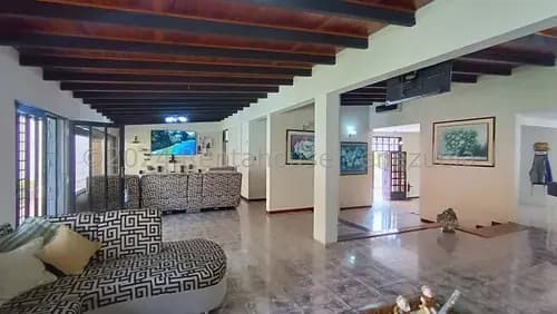 Daniela Linarez Vende Encantadora Casa De Diseño Moderno Y Funcional Con Hermosa Cocina, 5 Habitaciones, 6 Baños, Jardín, Parrillera, Piscina, Bella Piscina, Este De Barquisimeto