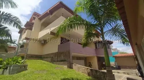 Karen Burgos Vende Elegante Y Sobria Casa De Tres Niveles, En Santa Elena Barquisimeto, Incluye Los Ambientes Básicos, Vigilancia 24/7.