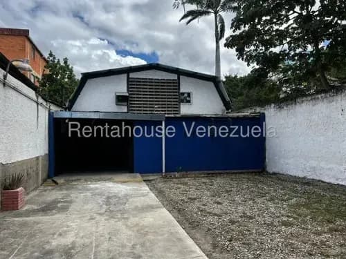 Julio Martínez Alquila Amplio Galpón Industrial En Centro De Barquisimeto, Cód. 26-10330, Ideal Para Operaciones Logísticas.