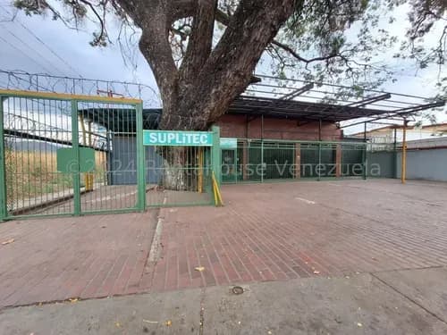 Amplio Local Comercial Con Area De Deposito, Ubicacion Privilegiada Sobre La Av. Bolivar 24-17385 Ec