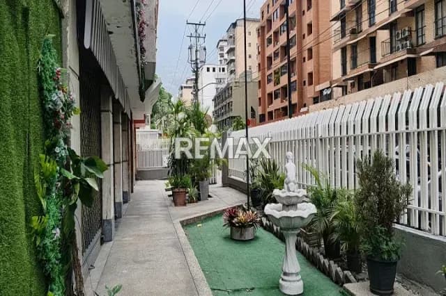 Local comercial en Alquiler parte baja Urb: Los Palos Grandes, 200 m2.