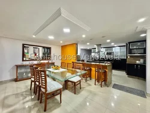 Aj / Ph De 300 Mts2 En Calle Privada, Dos Puesto De Estacionamiento Por Documento Pero Entran Cuatro Y Un Posible Quinto Carro., En Venta - La Urbina // Mls #25-20528