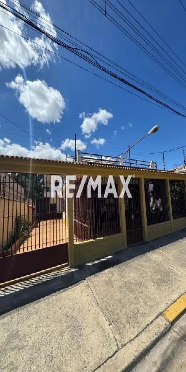 En VENTA AMPLIA CASA EN VILLA DE CURA