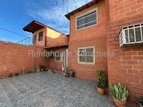 Bella Casa En Venta Tipo Townhouse En Urbanización Privada La Mantuana Con 7 Habitaciones 5 Baños Agua Seguridad Nela 26-10956