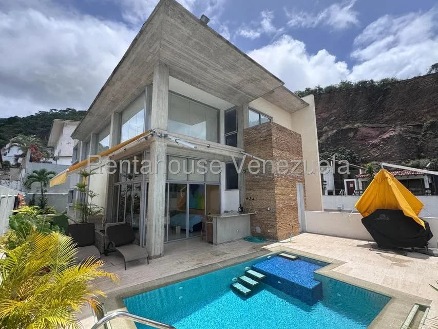 Casa (Multipes Niveles) en Venta en Prados del Este, Distrito Metropolitano