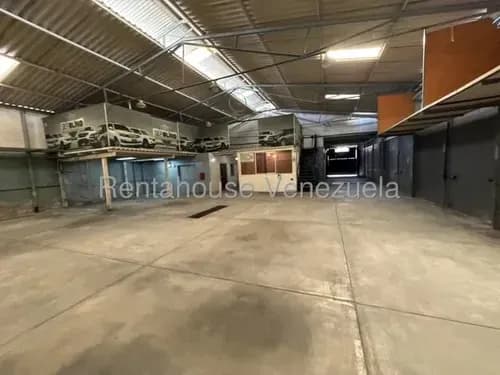 Daniela Linarez Vende Imponente Galpón De 612m2 Con Oficina Moderna, Área De Recibo, Apartamento Con Sala, Comedor, Cocina, Dormitorios, 4 Baños, Ubicado En El Centro De Barquisimeto
