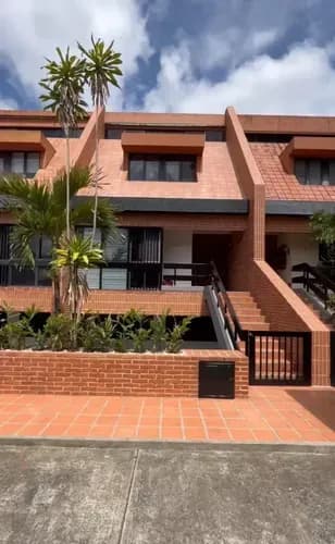 Venta Town House La Trinidad / 257 M2 / 4 Hab + Family / 3.5 Baños / 2 Puestos De Estacionamiento