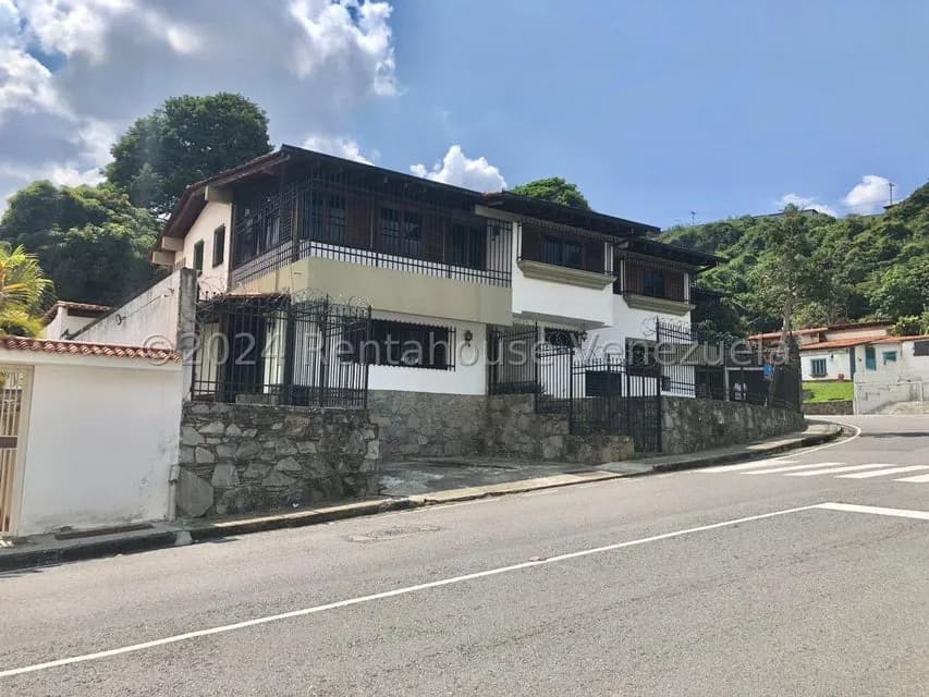 Casa (Multipes Niveles) en Venta en Cumbres de Curumo, Distrito Metropolitano