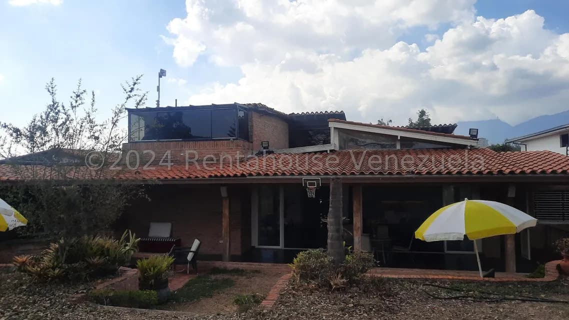 Casa (Multipes Niveles) en Venta en Cumbres de Curumo, Distrito Metropolitano