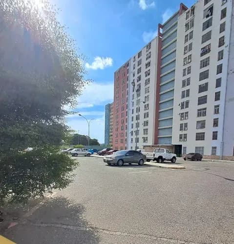 Mariela Hernández Sky Group Elegance Vende Apartamento En Urbanización Privada Al Oeste De Barquisimeto. 88m2 3 Habitaciones 1 Baño 1p/e Habitacion Principal Con A/a, Clóset