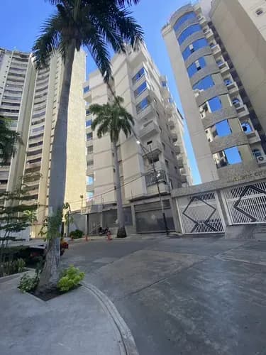 Vende Amplio Y Exclusico Apartamento Ubicado En Prestigiosa Zona De San Isidro Res City Gold 015js