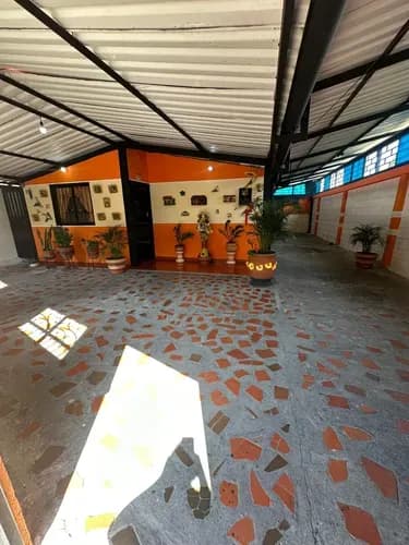 Se Vende Casa Amplia Con Solar Y Gran Estacionamiento En La Laja Lc