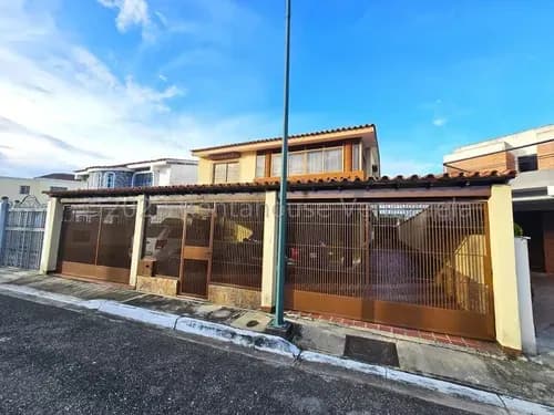 Vendo Amplia Quinta En Urbanismo Privado De Prestigio En El Este De Barquisimeto. Una Casa Con Niveles Para El Diusfrute Y Confort De Todos. Vende Héctor Malave