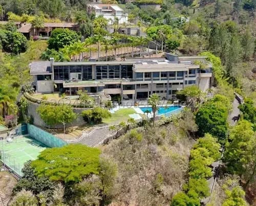 Casa En Venta En La Trinidad Imponente Con Cine Y Grandiosas Areas Sociales Yf