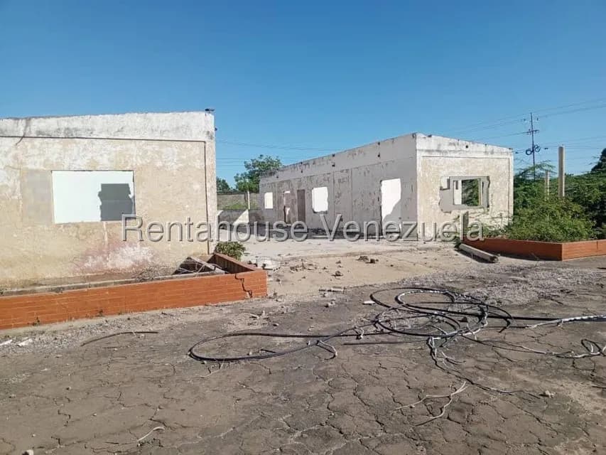 Terreno (Industrial) en Venta en Via Principal, Zulia