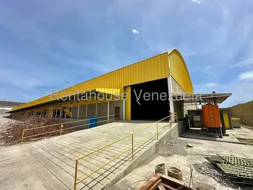 Karen Burgos Vende Galpón Industrial Moderno En Zona Industrial 2 Barquisimeto, Cód. 26-8372, Área De Carga Y Descarga, Portones Elevadizos.