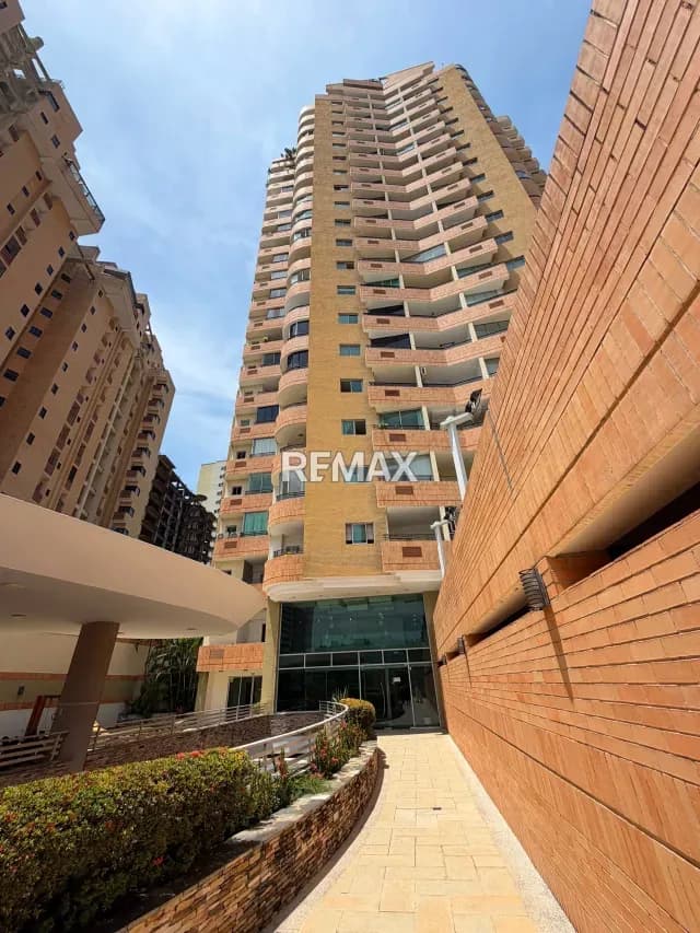Venta de Moderno Apartamento en Resd. Las Chimeneas Valencia