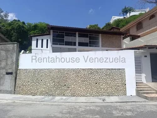 Casa En Venta En Prados Del Este En Calle Cerrada Con Excelente Mantenimiento De 5 Habitaciones