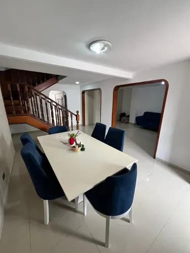 (ac) Casa En Urb. La Esmeralda A Pie De Calle Abierta En Avenida 100% Remodelada Y Actualizada