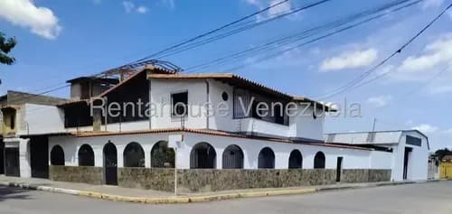 Karen García Vende Excelente Casa Al Oeste De Barquisimeto, Para Uso Comercial Y Residencial, Cómodas Habitaciones, Local Comercial Con Baño,