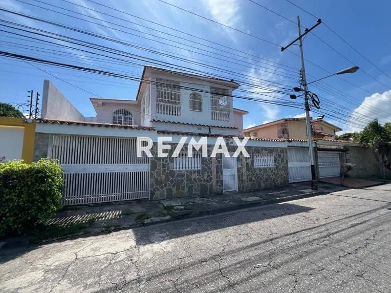 Casa con piscina Urbanización Andrés Bello