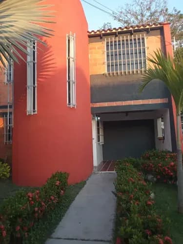 Townhouse Urbanización Rivera Country La Cumaca San Diego 3 Habitaciones 2 Baños Sala Cocina Comedor Lavandero Porche Vigilancia 24 Horas *acepta* Mascota (1) Niños *canon* 260$ Efectivo 2 Mese
