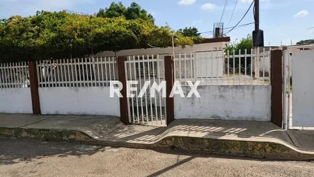 Casa comercial en Raul Leoni 3. En Venta