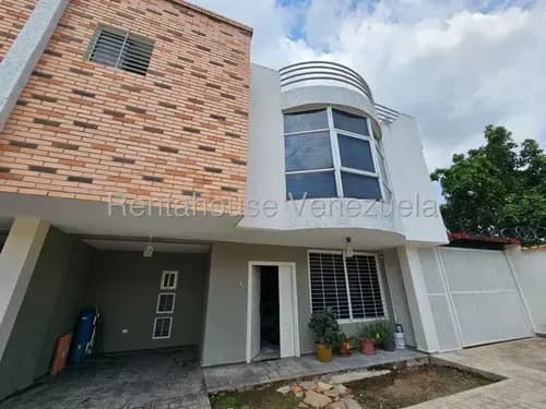 Townhouse En Venta Zona Norte Maracay Urbanizacion La Floresta Maracay Pozo De Agua Con Terraza #25-24727 Rm