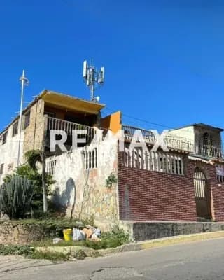 CASA FAMILIAR PARA REMODELAR, CON VISTA A LA BAHÍA DE PAMPATAR, CALLE ANTONIO DÍAZ