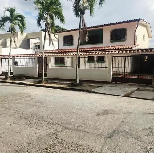 Yn(marielbmatu)casa En Venta. Urbanización La Viña Valencia, Venezuela. Calle Cerrada Con Vigilancia Las 24 Horas. Alta Revalorización Por Su Zona. 570 M2 Terreno 450 De Construcción Hall De Entr