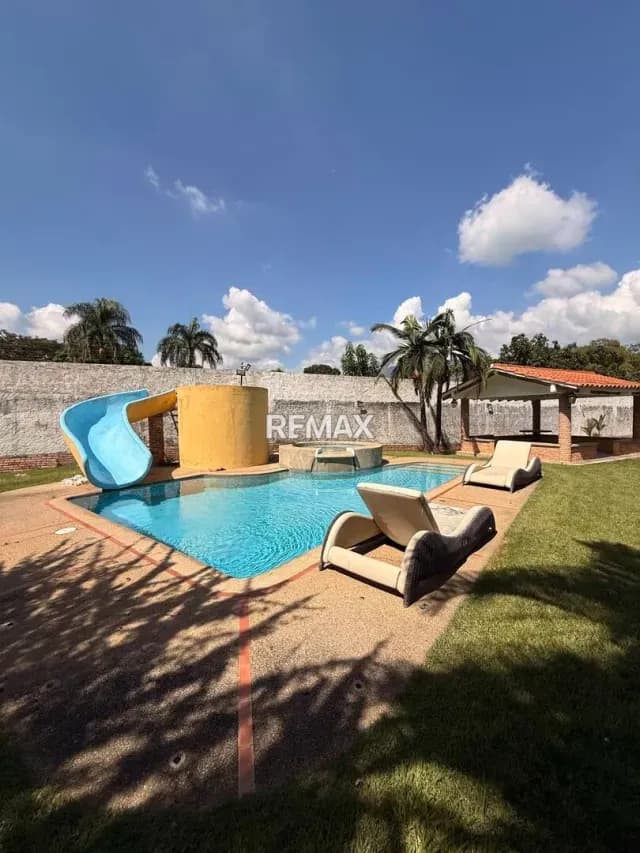 Casa campestre en Parcela de 2275m2 y piscina en Urb El Solar Guataparo