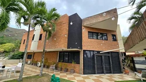F-8677. Alexora Vende Con Financiamiento, Casa De Arquitextura Moderna, En Calle Cerrada En Urb. El Parral Valencia. (5,6,8)