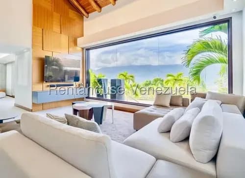 Townhouse En Venta Urb. Alto Hatillo, Caracas 26-5504