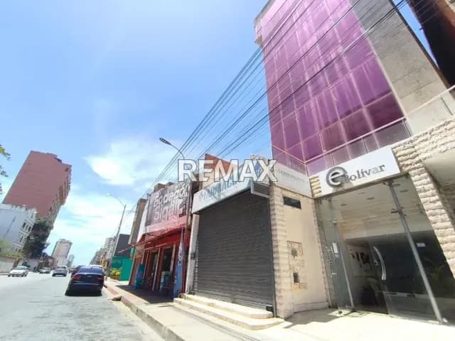 OFICINA MODERNA EN CENTRO EMPRESARIAL BOLIVAR, EN AVENIDA BOLIVAR, AL LADO DE LA PANADERIA BOLIVAR