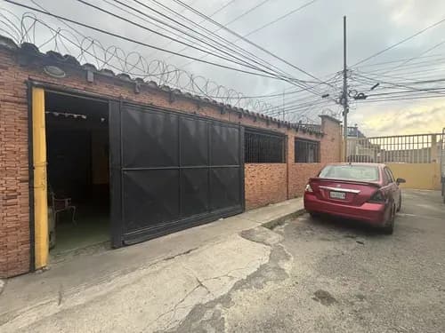 Casa Más Local Comercial Catia La Mar. Urb La Fundacion. 250mts/ La Casa Consta De 3 Habitaciones Amplias, 3 Baños, Sala, Comedor, Estar, Área De Oficina , 2 Estacionamiento, Mas Un Local De 150mts