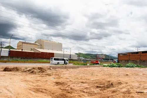 En Venta Terreno Ubicado En La Autopista Del Sur De Valencia, Sector Los Caobos (al)