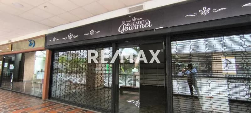 Se alquila buen local en Centro Comercial