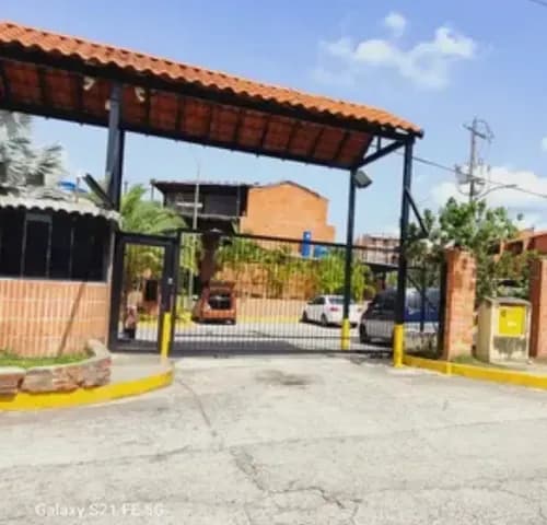 Alquilo: Casa De 3 Niveles En Rsd. El Encantado Ii / Carretera Nacional Guarenas-guatire Mso