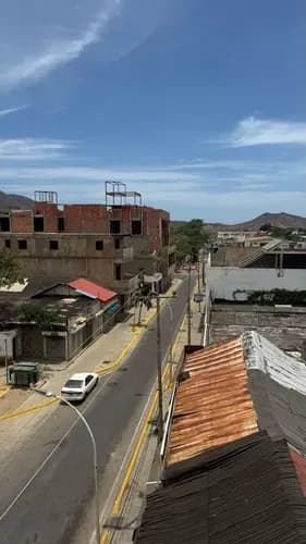 Edificio Comercial Con 03 Locales, 02 Apartamentos, Terraza Con Vista Al Mar En Juan Griego Ic-00045