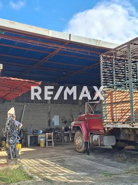 En Alquiler Galpón con terreno adicional y casa