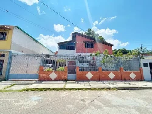 Karen García Vende Amplia Y Espaciosa Casa Al Oeste De Barquisimeto, Con Amplias Habitaciones, Tanque Subterráneo, Para Uso Residencial.