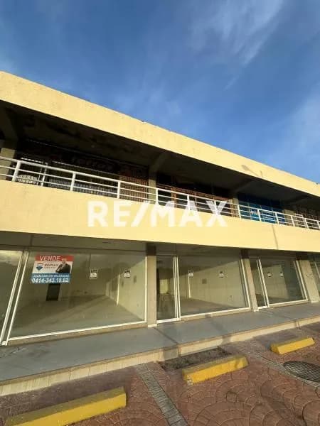 SE VENDE ESPACIOSO LOCAL LISTO PARA OPERAR EN EL C.C CARIBBEAN TUCACAS.