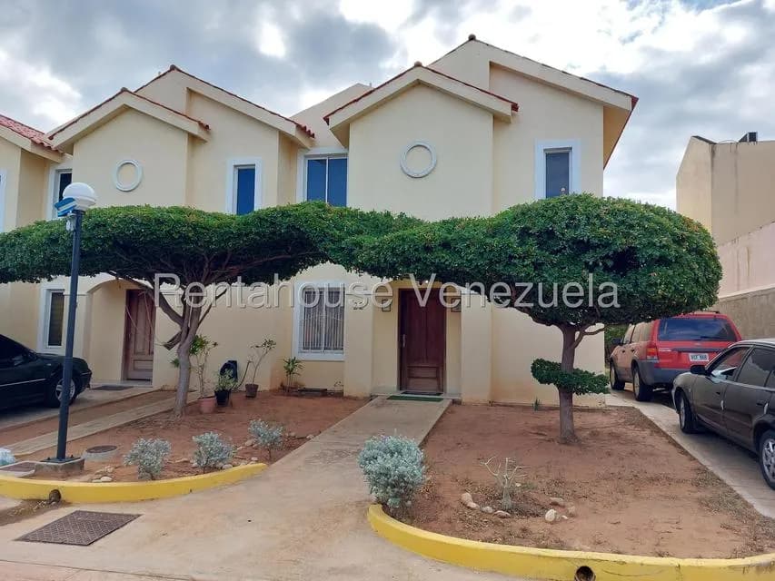 Townhouse (Duplex) en Venta en Avenida Milagro Norte, Zulia