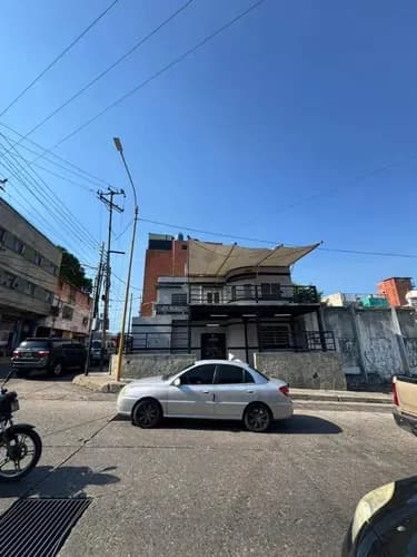 Casa Comercial En Alquiler Los Nísperos Valencia. Calle De Alto Tráfico, Cerca De Zona Comercial Con Fácil Acceso. Dapo