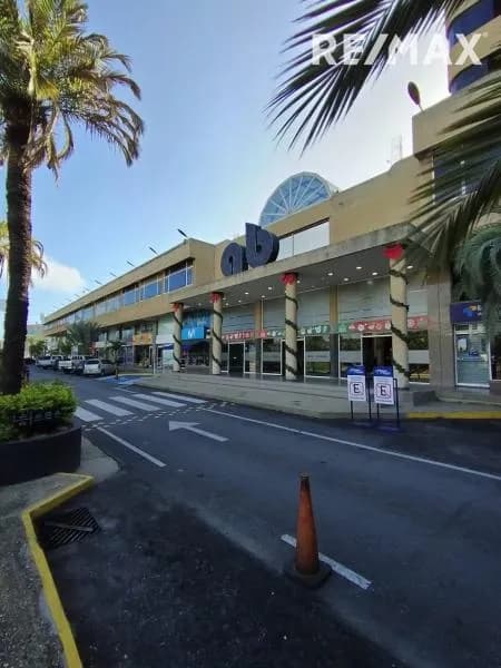 LOCAL PB CON DEPOSITO DISPONIBLE PARA USOS COMERCIALES