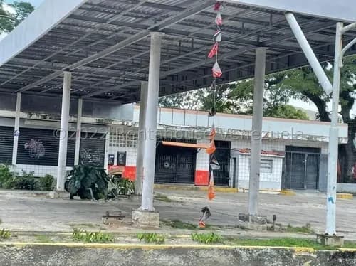 Amplio Terreno Que Posee Locales Comerciales Con Garage Y Donde Funcionaba La Estación De Servicio ''nuestra Señora De Luz'', El Código De La Misma Aún Está Activo, Para Su Funcionamiento