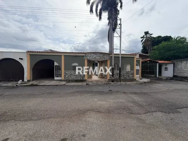 HERMOSA CASA EN VENTA EN LA URB. SAN JACINTO