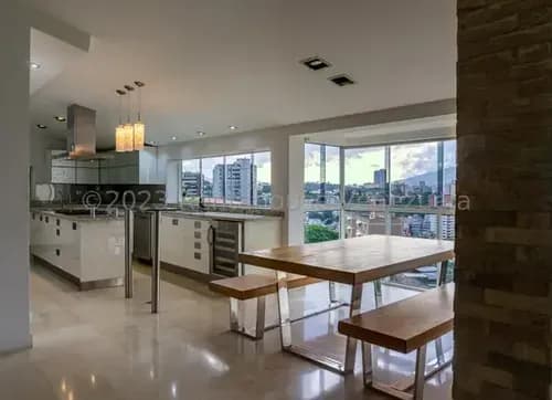 Casa En Venta En Colinas De Bello Monte Remodelada Con Acabados De Lujo, Completamente Amoblada Y Con Impresionante Vista Panoramica