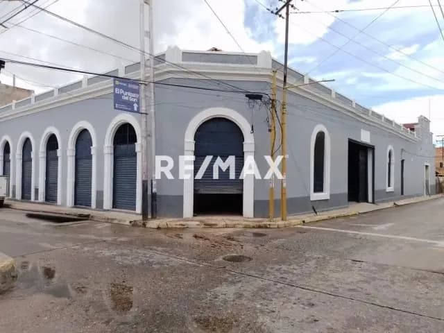 Se vende local comercial con Galpón en el centro de Valencia, en toda la esquina entre la avenida Soublette y calle Giradot