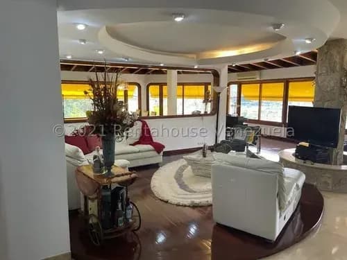 Casa En Venta En Colinas De Santa Monica Ubicada En Calle Cerrada Con Vigilancia, Vista Panoramica Al Ávila Y Fabulosas Áreas Sociales